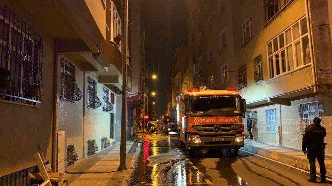 Bağcılar’da 4 Katlı Binanın Çatısı Alev Alev Yandı