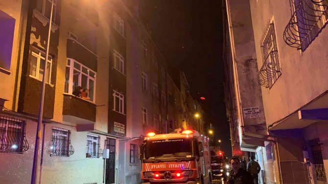 Bağcılar’da 4 Katlı Binanın Çatısı Alev Alev Yandı