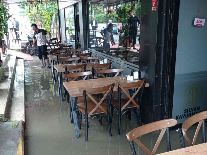 Batman’da Yağış Cadde Ve Sokakları Göle Çevirdi