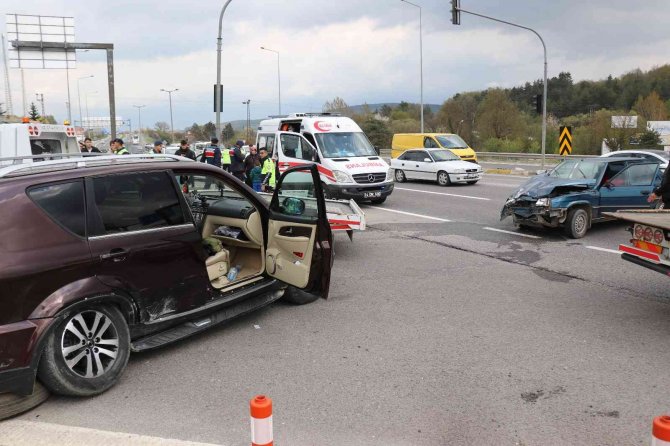 Ciple Otomobil Kavşakta Çarpıştı: 2 Yaralı