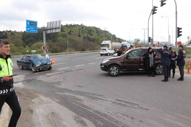 Ciple Otomobil Kavşakta Çarpıştı: 2 Yaralı