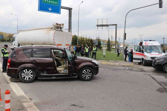 Ciple Otomobil Kavşakta Çarpıştı: 2 Yaralı