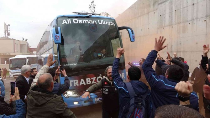 Bordo-mavili Taraftarlar, Şampiyon Takımlarını Hatay’a Meşaleler Ve Tezahüratlarla Uğurladılar