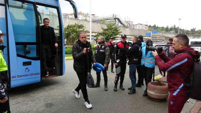 Bordo-mavili Taraftarlar, Şampiyon Takımlarını Hatay’a Meşaleler Ve Tezahüratlarla Uğurladılar
