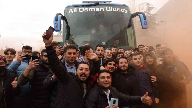 Bordo-mavili Taraftarlar, Şampiyon Takımlarını Hatay’a Meşaleler Ve Tezahüratlarla Uğurladılar