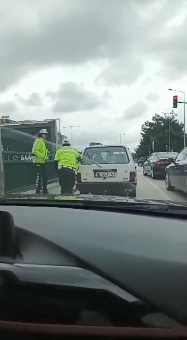 Bursa’da Trafik Polisinden Takdir Toplayan Hareket
