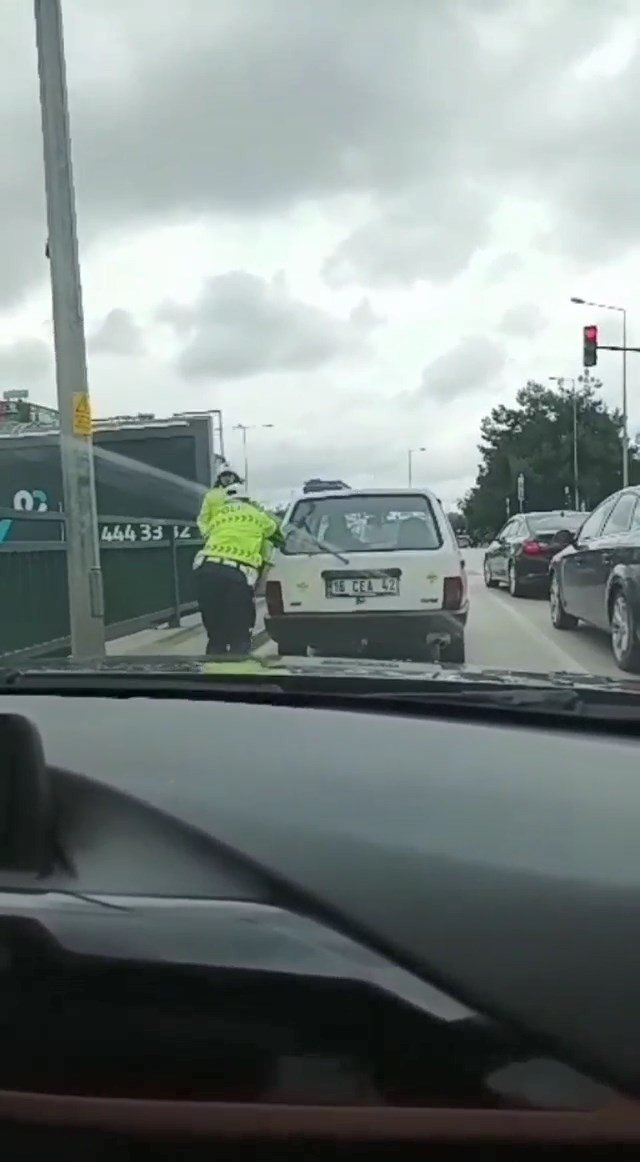 Bursa’da Trafik Polisinden Takdir Toplayan Hareket