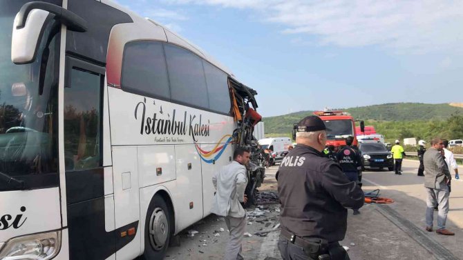 Bursa’da Hafriyat Kamyonu Yolcu Otobüsüne Çarptı: 1 Ölü 6 Yaralı