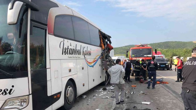 Bursa’da Hafriyat Kamyonu Yolcu Otobüsüne Çarptı: 1 Ölü 6 Yaralı