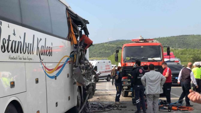 Bursa’da Hafriyat Kamyonu Yolcu Otobüsüne Çarptı: 1 Ölü 6 Yaralı