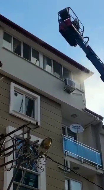 Çatı Yangını Paniğe Neden Oldu