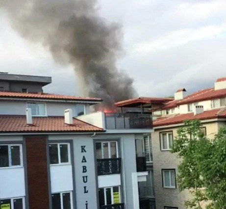 Çatı Yangını Paniğe Neden Oldu