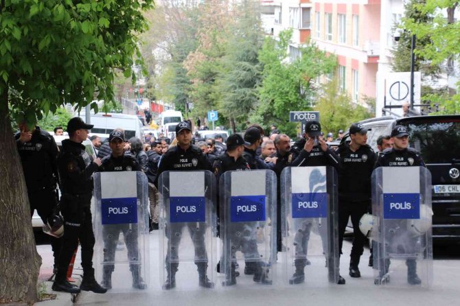 Hdp Genel Merkezi Önünde 6 Kişi Gözaltına Alındı