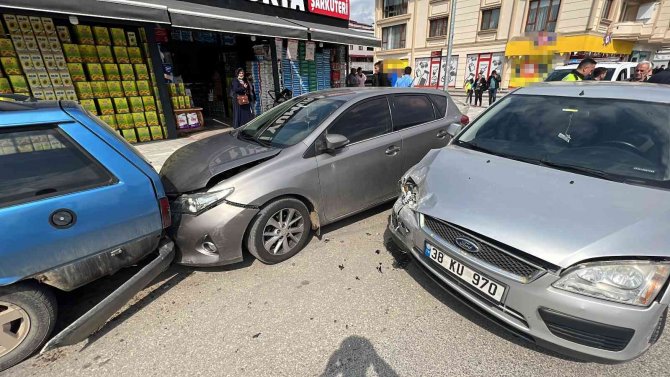 Düzce’de Zincirleme Kazada 6 Araç Birbirine Girdi