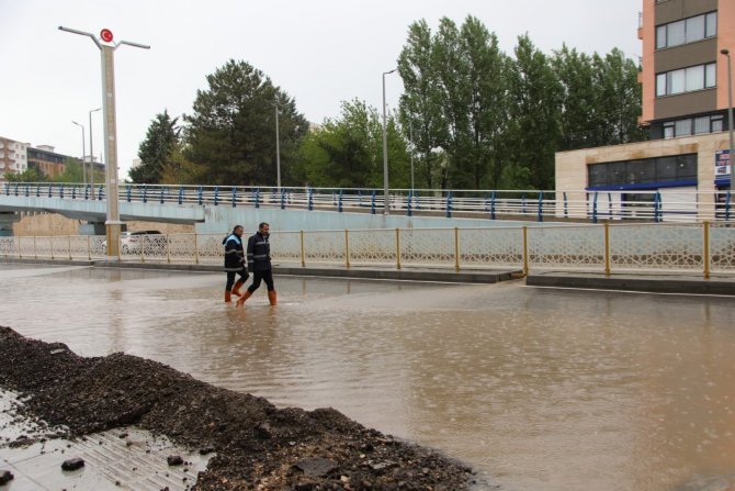 Başkan Şerifoğulları Yağış Sonrası Sahaya İnerek İncelemelerde Bulundu