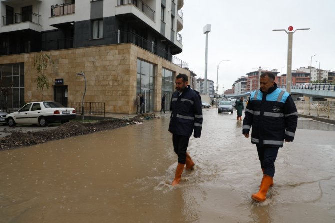 Başkan Şerifoğulları Yağış Sonrası Sahaya İnerek İncelemelerde Bulundu
