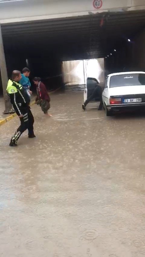 Göle Dönen Alt Geçitte Mahsur Kalan Çocuk, Polis Tarafından Kurtarıldı