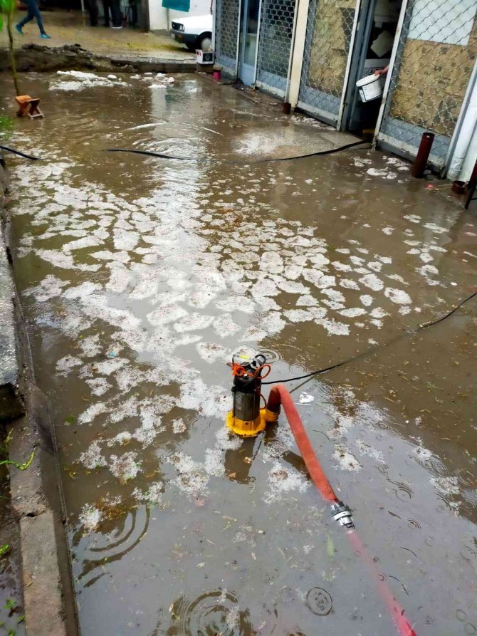 Elazığ’da Sağanak Yağış Sonrası İş Yerlerini Su Bastı