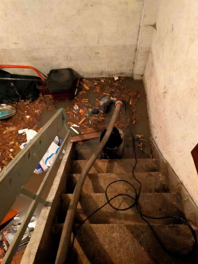 Elazığ’da Sağanak Yağış Sonrası İş Yerlerini Su Bastı