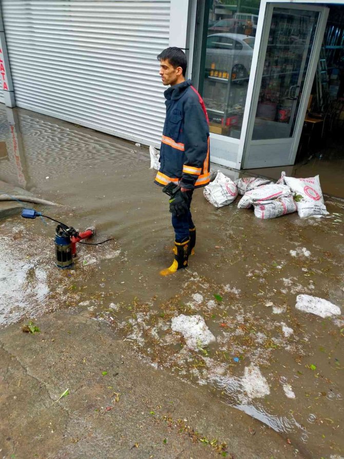 Elazığ’da Sağanak Yağış Sonrası İş Yerlerini Su Bastı