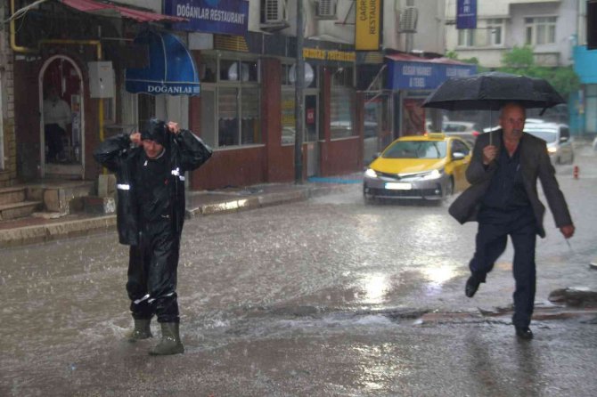 Elazığ’da Sağanak Yağış Etkisini Yeniden Gösterdi