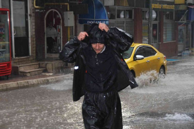 Elazığ’da Sağanak Yağış Etkisini Yeniden Gösterdi