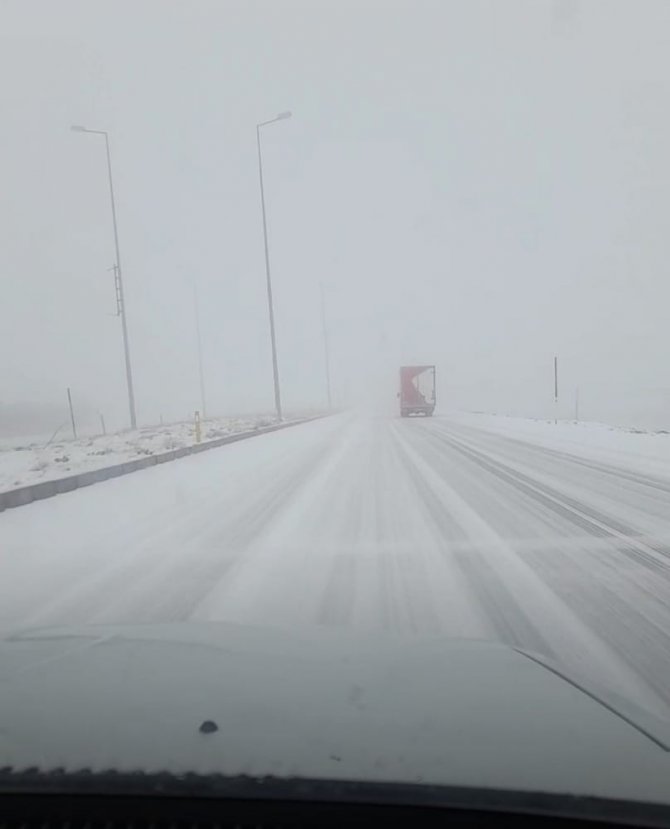 Mayıs Ayında Yağan Kar Erciyes’i Beyaza Büründü