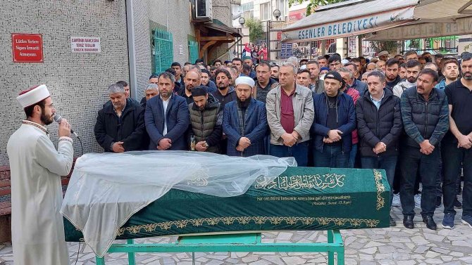 Esenler’de Sokak Ortasında Öldürülen Genç Kız Gözyaşlarıyla Toprağa Verildi