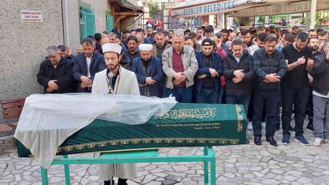 Esenler’de Sokak Ortasında Öldürülen Genç Kız Gözyaşlarıyla Toprağa Verildi