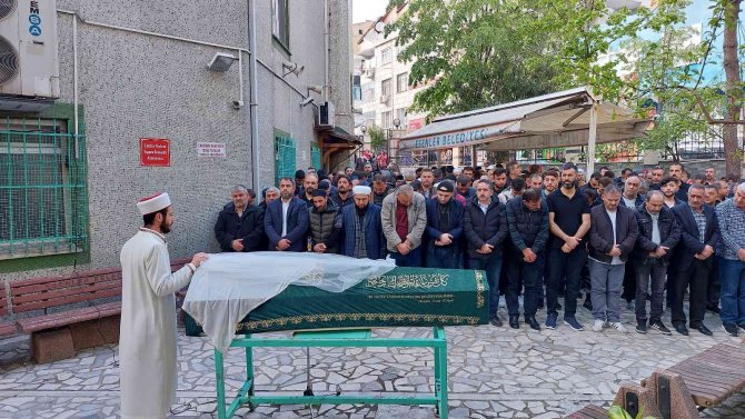 Esenler’de Sokak Ortasında Öldürülen Genç Kız Gözyaşlarıyla Toprağa Verildi