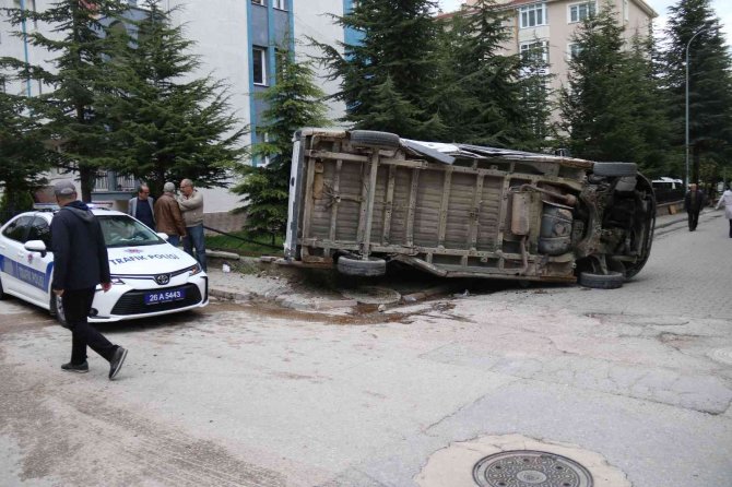 Yolcu Minibüsünün Çarptığı Panelvan Araç Bahçe Duvarına Devrildi