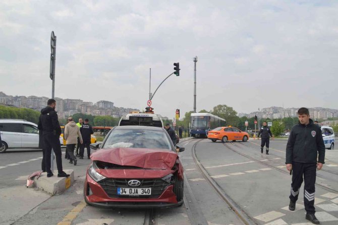 Alibeyköy’de Tramvay İle Otomobil Çarpıştı