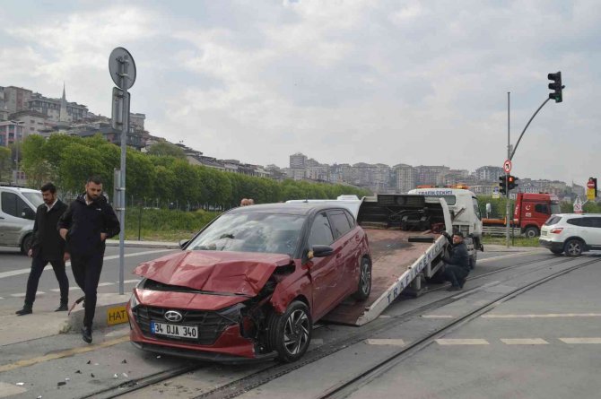 Alibeyköy’de Tramvay İle Otomobil Çarpıştı