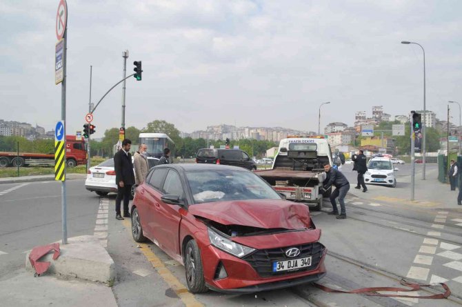 Alibeyköy’de Tramvay İle Otomobil Çarpıştı