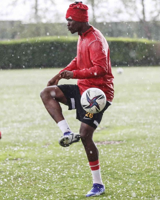 Kayserispor Antrenmanına Dolu Engeli