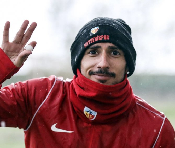 Kayserispor Antrenmanına Dolu Engeli