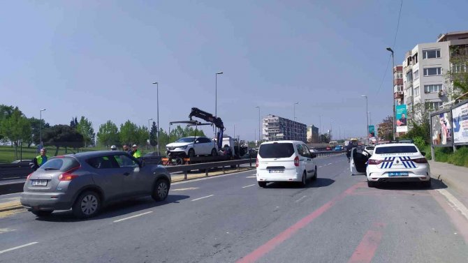 E-5’te Korkutan Kazada Araç Bariyerlere Çıktı