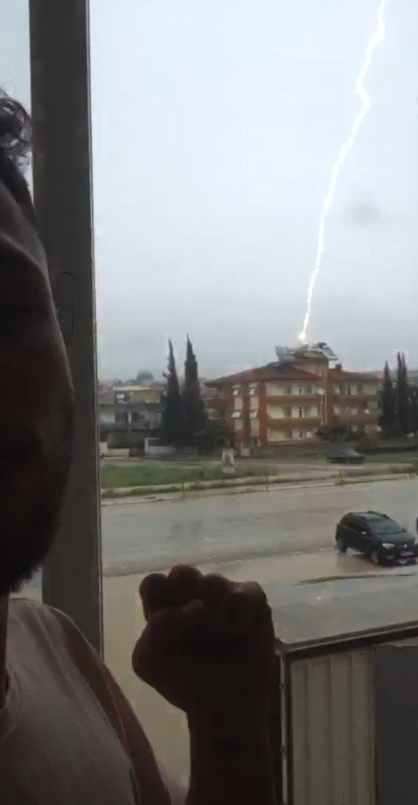 Yağmuru Çekerken Binanın Üzerine Yıldırım Düştü