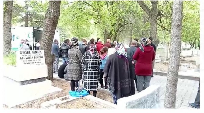 Başından Silahla Vurulmuş Halde Bulunan Kadın Son Yolculuğuna Uğurlandı