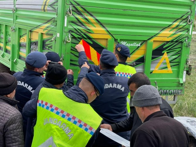 Jandarma Ekipleri Traktörler Römorklarına Reflektör Taktı