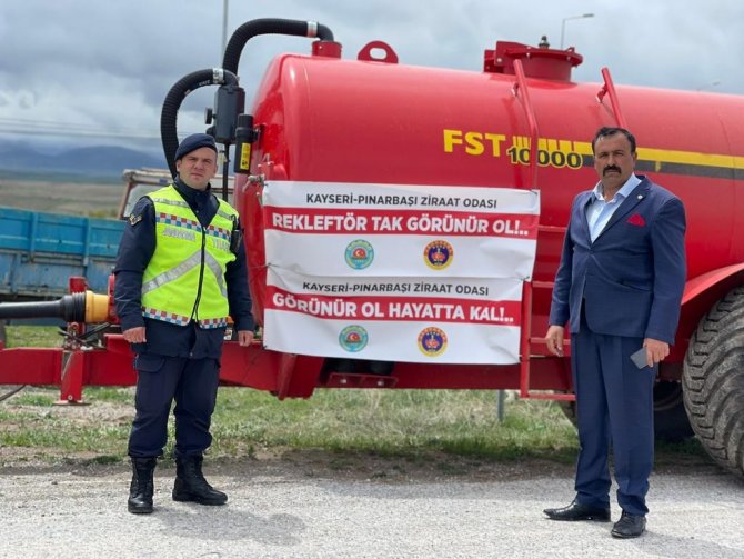 Jandarma Ekipleri Traktörler Römorklarına Reflektör Taktı