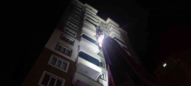 Kahramanmaraş’ta 14 Katlı Binanın Çatı Katında Yangın Çıktı