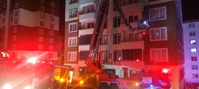 Kahramanmaraş’ta 14 Katlı Binanın Çatı Katında Yangın Çıktı