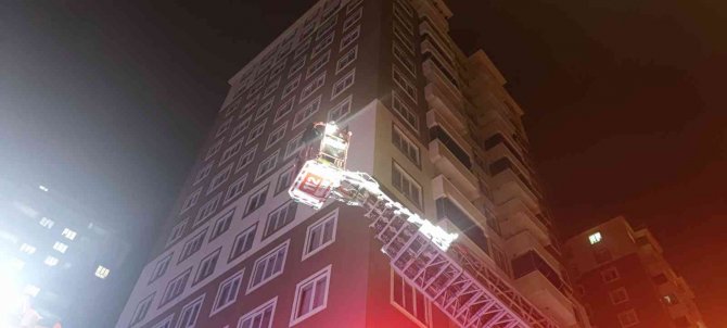 Kahramanmaraş’ta 14 Katlı Binanın Çatı Katında Yangın Çıktı