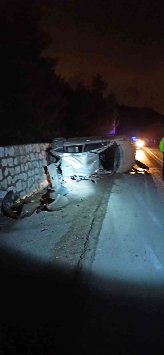 Yoldan Çıkan Otomobil Takla Attı