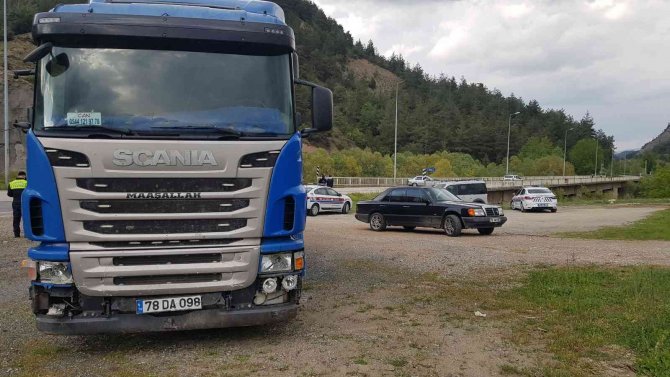 Odun Yüklü Tırın Çarptığı Otomobil Metrelerce Sürüklendi: 2 Yaralı