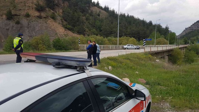 Odun Yüklü Tırın Çarptığı Otomobil Metrelerce Sürüklendi: 2 Yaralı