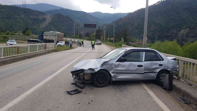 Odun Yüklü Tırın Çarptığı Otomobil Metrelerce Sürüklendi: 2 Yaralı