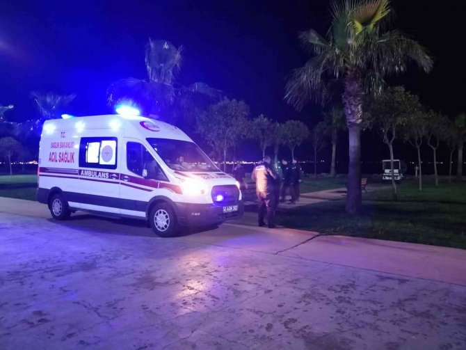 Yaşlı Kadını Kayalıklardan Atlamaktan Son Anda Kurtardılar