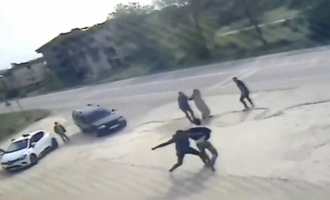 Araçlardan İnip Tekme Tokat Birbirlerine Girdiler, O Anlar Kamerada